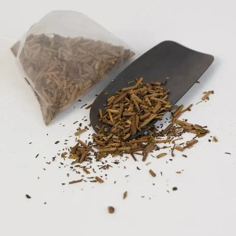Hōjicha Tea Bags with roasted Japanese green tea leaves in a food-grade pouch and scoop